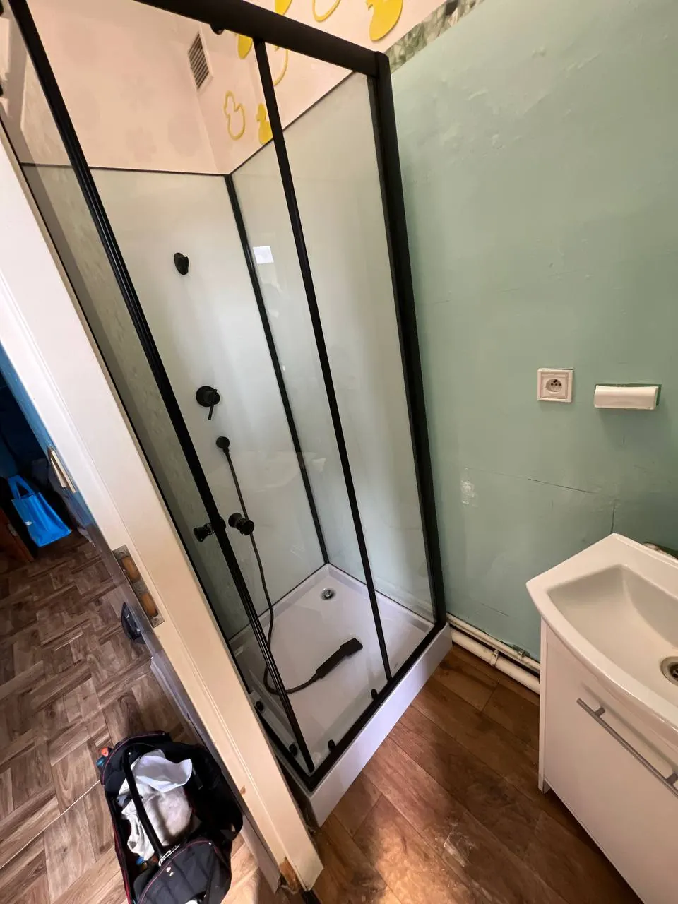 Mała kabina prysznicowa w czarnej ramie — DobryHydraulik Lublin