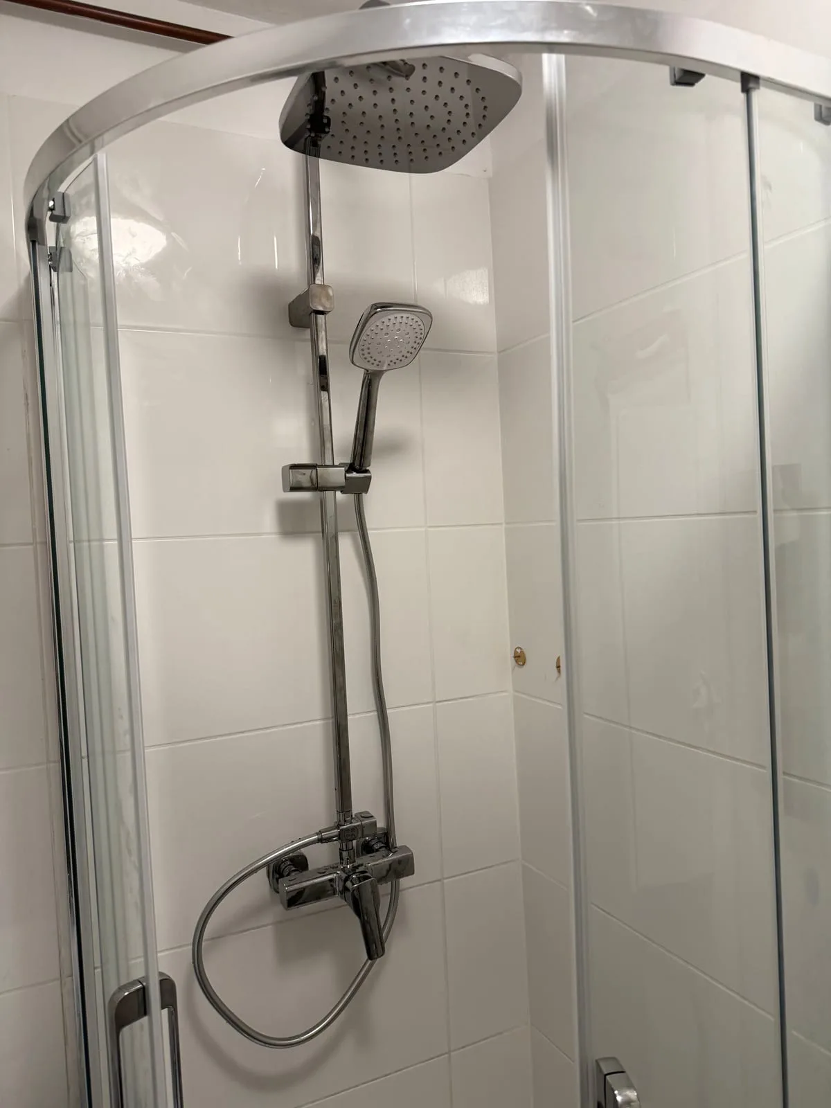 Kabina półokrągła z kolumną prysznicową — DobryHydraulik Lublin