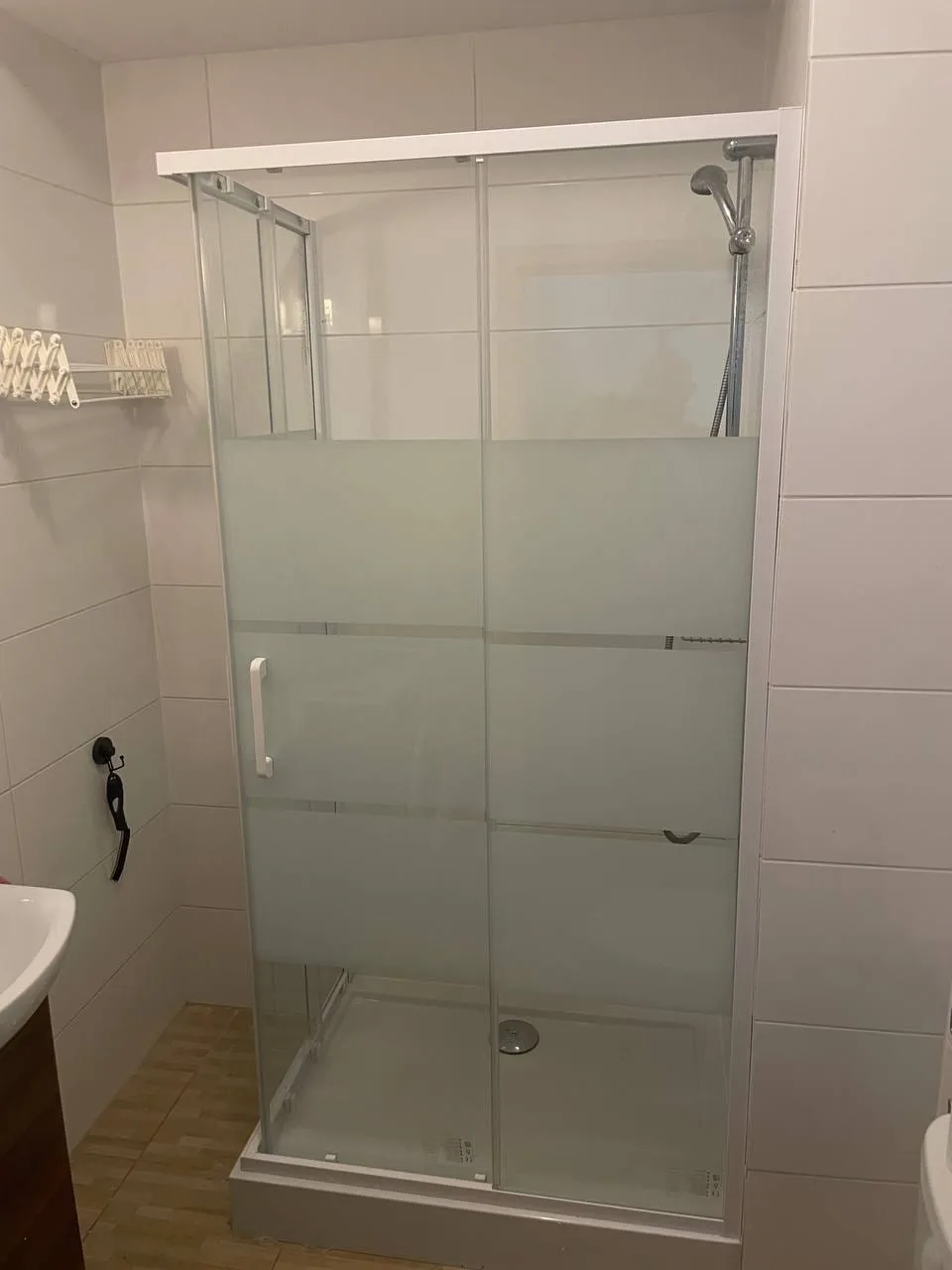 Kabina ze szkłem i nowym brodzikiem — DobryHydraulik Lublin
