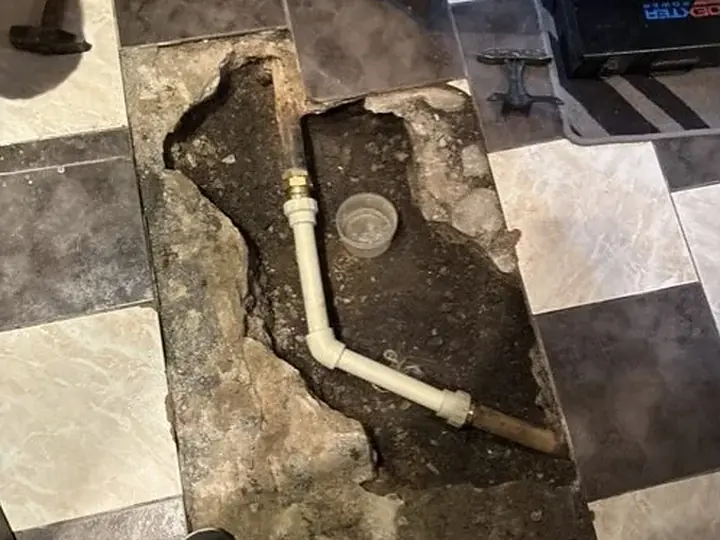 Rura kanalizacyjna w rozkutej posadzce — DobryHydraulik Lublin