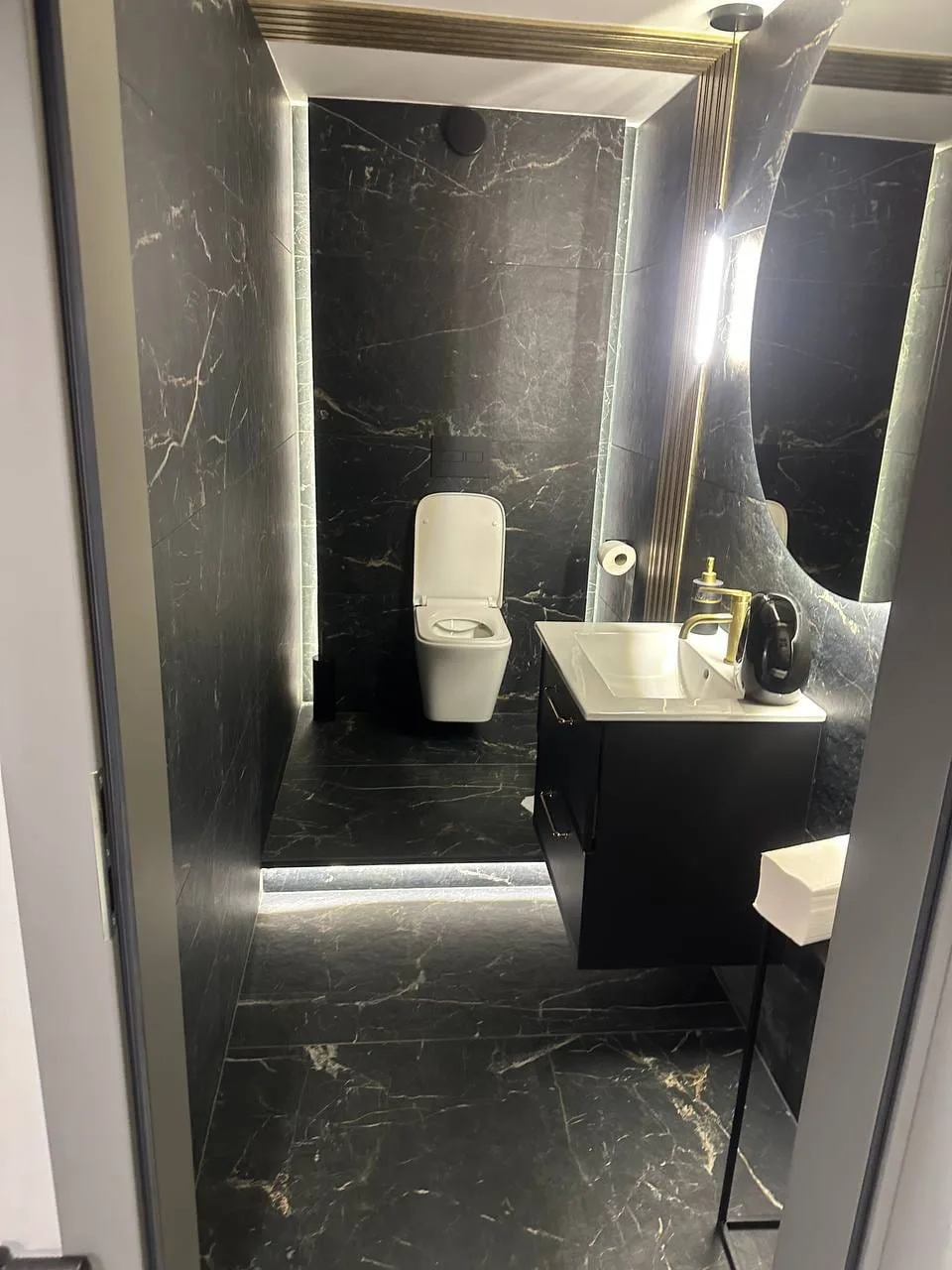 Łazienka wykończona w czarnym marmurze — DobryHydraulik Lublin