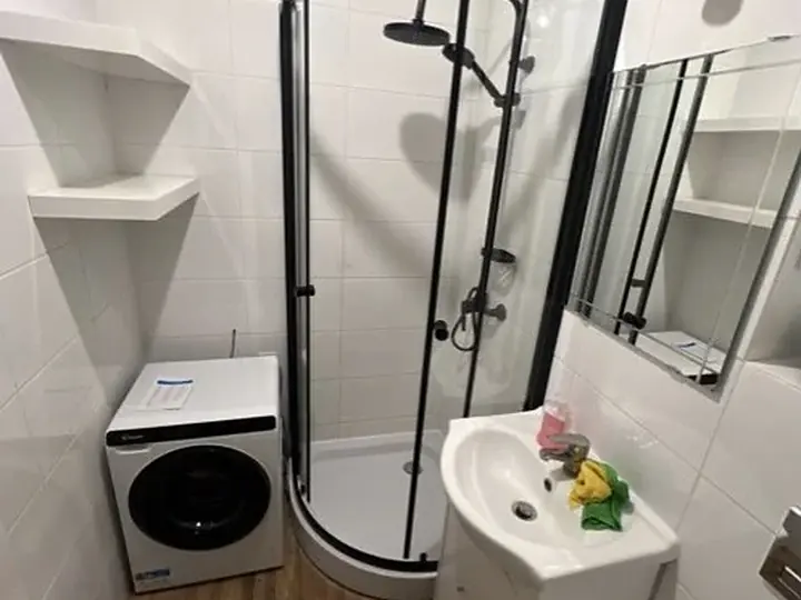 Kabina prysznicowa i umywalka w łazience — DobryHydraulik Lublin