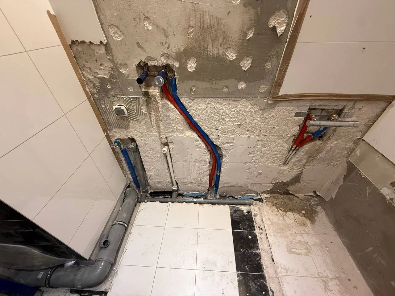 Nowe rury wodne po skuciu narożnika — DobryHydraulik Lublin