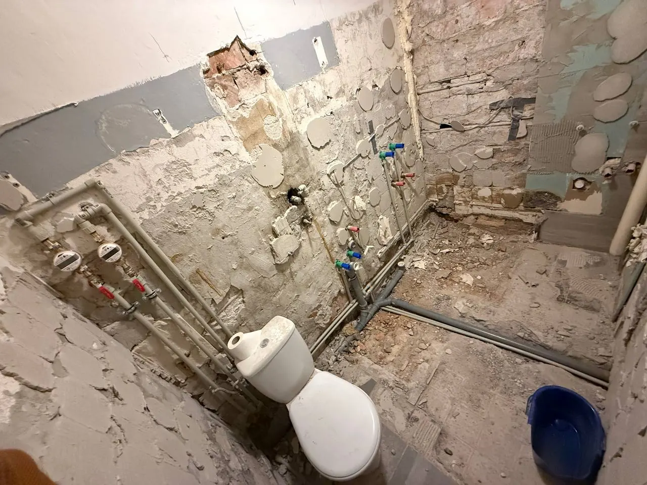Skuta łazienka z odsłoniętą instalacją — DobryHydraulik Lublin