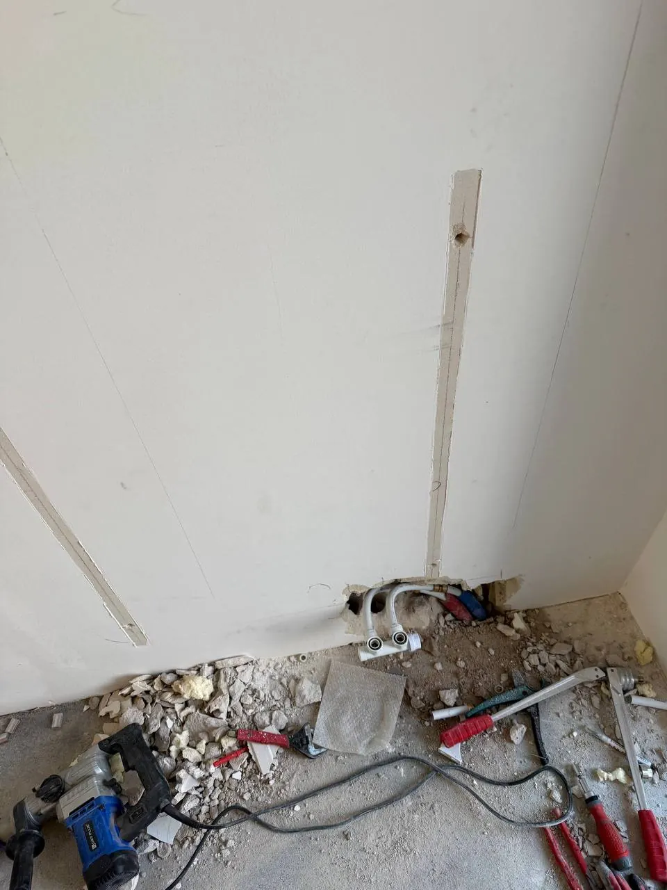 Rozkucie podłogi pod podejścia wodne — DobryHydraulik Lublin