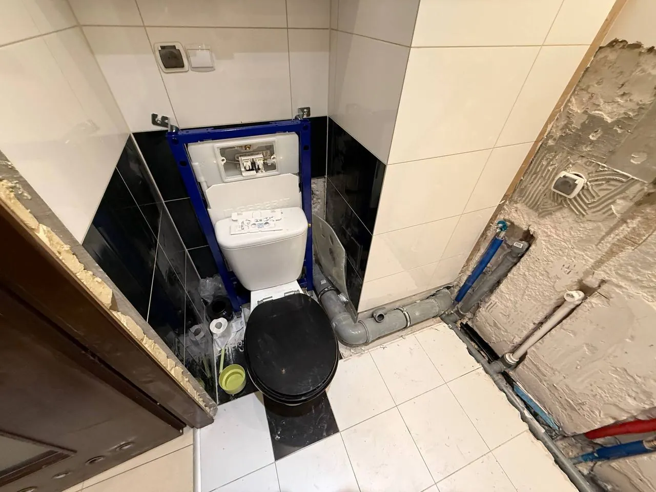 Kompakt WC z podejściami przy czarnych płytkach — DobryHydraulik Lublin