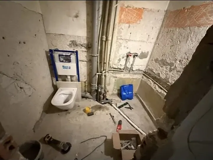 Stelaż i miska WC po rozkuciu ściany — DobryHydraulik Lublin