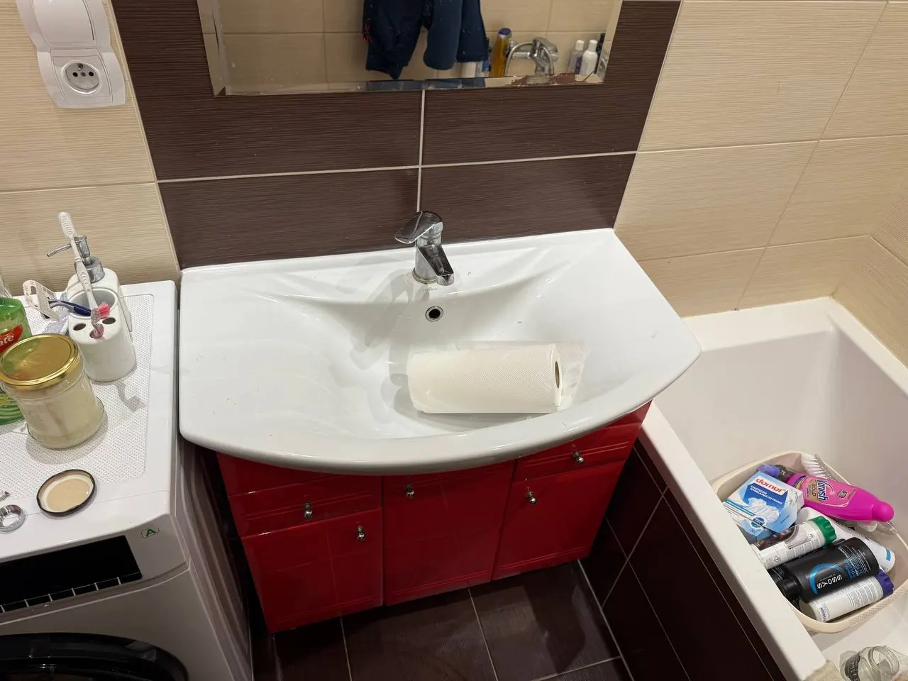 Umywalka z czerwoną szafką w łazience — DobryHydraulik Lublin