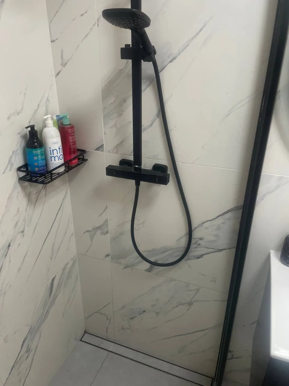 Walk-in z czarną kolumną i odpływem liniowym — DobryHydraulik Lublin