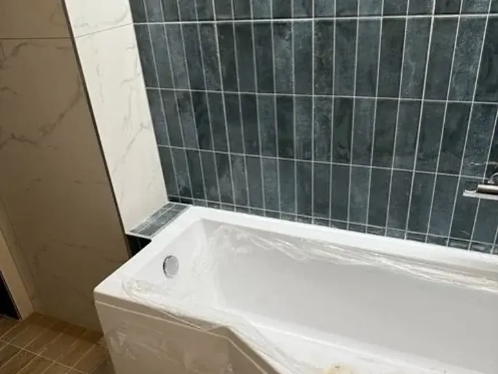 Nowa wanna po montażu, płytki w trakcie remontu — DobryHydraulik Lublin