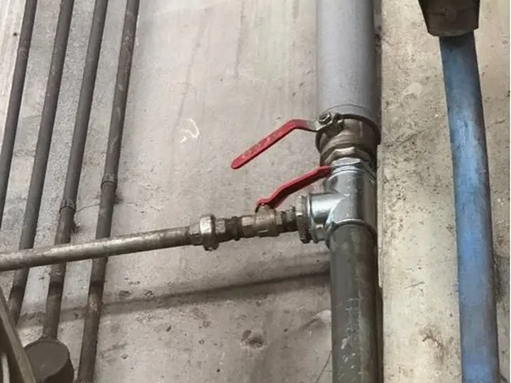 Główny zawór odcinający na rurach ocynkowanych — DobryHydraulik Lublin